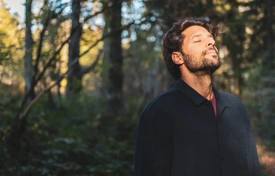 Why Middle-Aged Men Keep Looking Back at the Past — And What Those Memories Really Mean